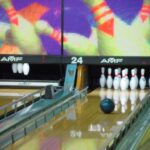 Skru bowlingkugle på bowlingbanen