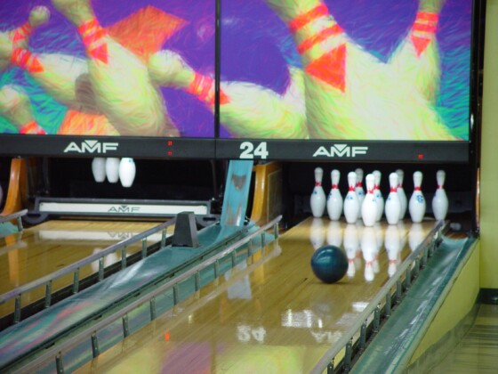 Skru bowlingkugle på bowlingbanen